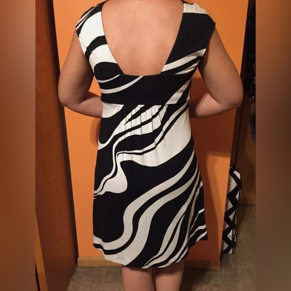 Women's Express Black And White Geometric Striped Flowy V Neck Dress Small - Picture 3 of 8